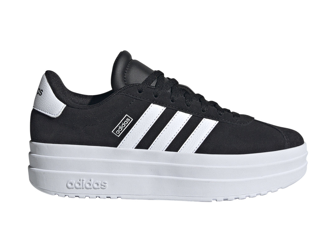 Tenis Adidas VL Court Bold para niños en color negro con franjas blancas y suela de plataforma blanca.