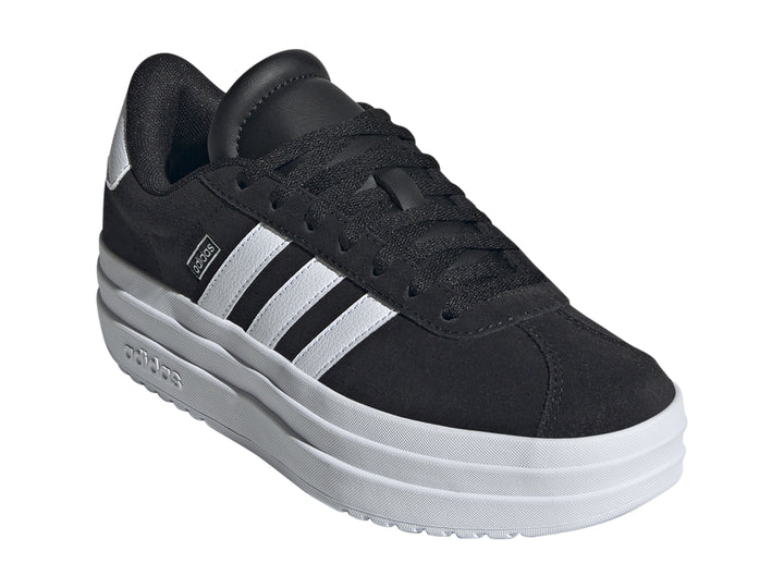 Tenis Adidas VL Court Bold para niños en color negro con franjas blancas y suela de plataforma blanca.