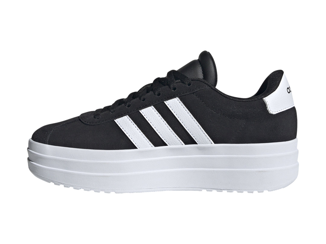 Tenis Adidas VL Court Bold para niños en color negro con franjas blancas y suela de plataforma blanca.