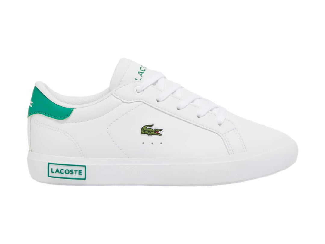 Tenis Lacoste blancos con detalles en color verde en el talón y la suela.