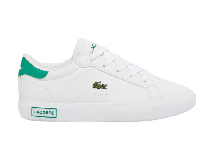Tenis Lacoste blancos con detalles en color verde en el talón y la suela.