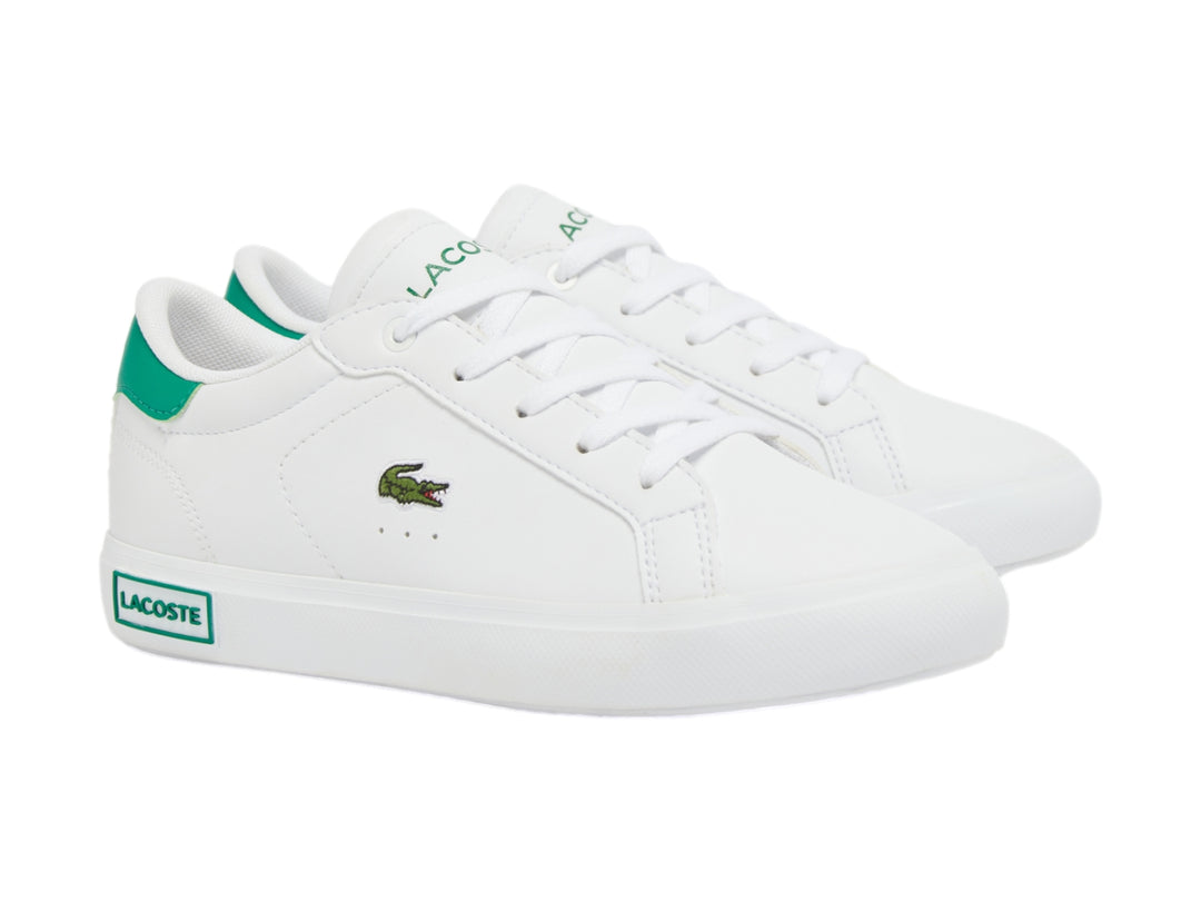 Tenis Lacoste blancos con detalles en color verde en el talón y la suela.