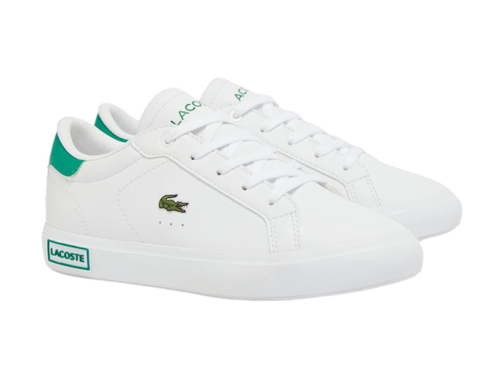 Tenis Lacoste blancos con detalles en color verde en el talón y la suela.