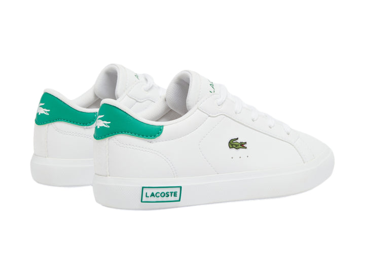 Tenis Lacoste blancos con detalles en color verde en el talón y la suela.
