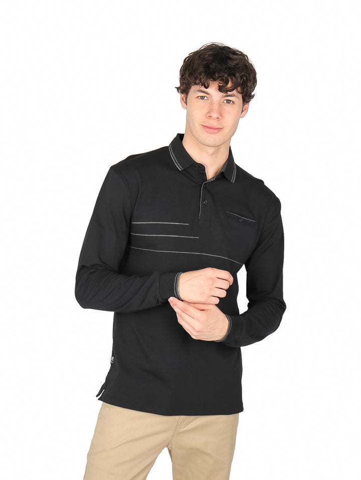 Hombre vistiendo playera tipo polo de manga larga color negro con detalles de líneas blancas en el pecho.