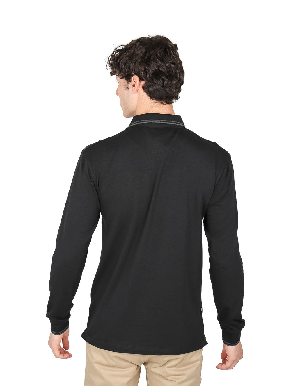 Hombre vistiendo playera tipo polo de manga larga color negro con detalles de líneas blancas en el pecho.