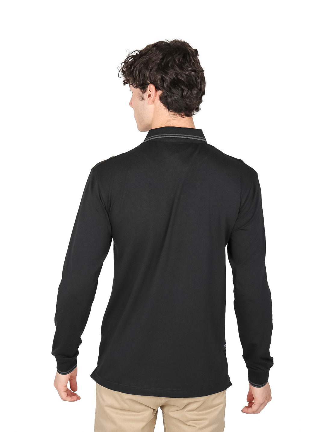 Hombre vistiendo playera tipo polo de manga larga color negro con detalles de líneas blancas en el pecho.