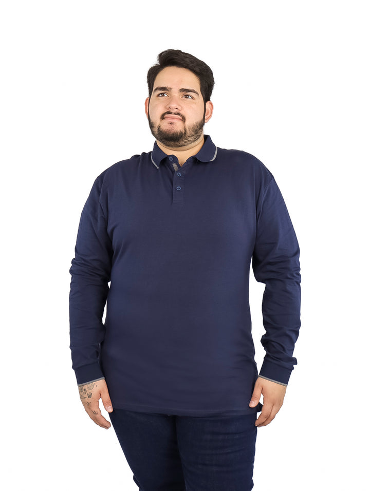 Hombre vistiendo una playera polo de manga larga en color azul marino con detalles en el cuello y puños.