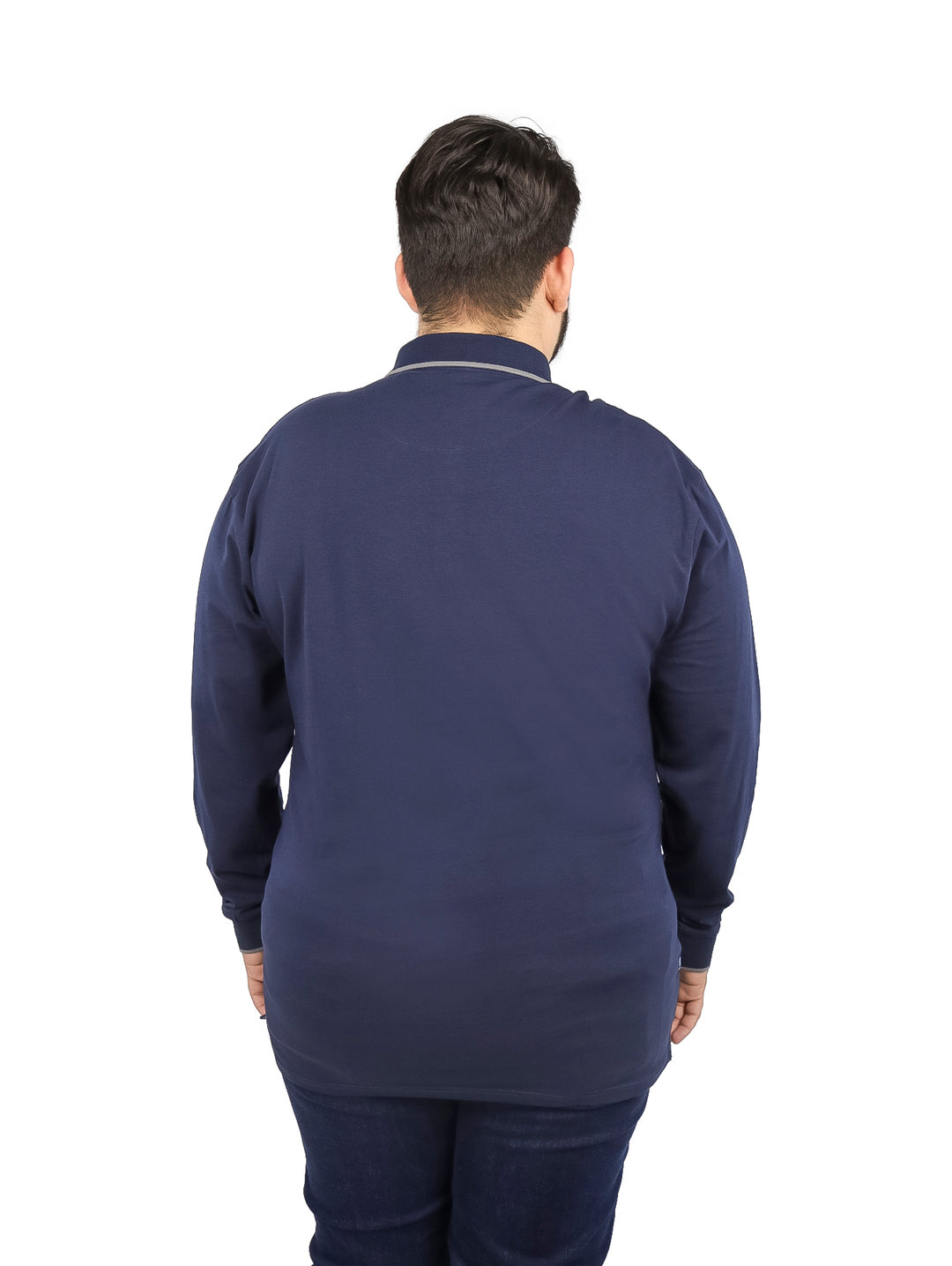 Hombre vistiendo una playera polo de manga larga en color azul marino con detalles en el cuello y puños.