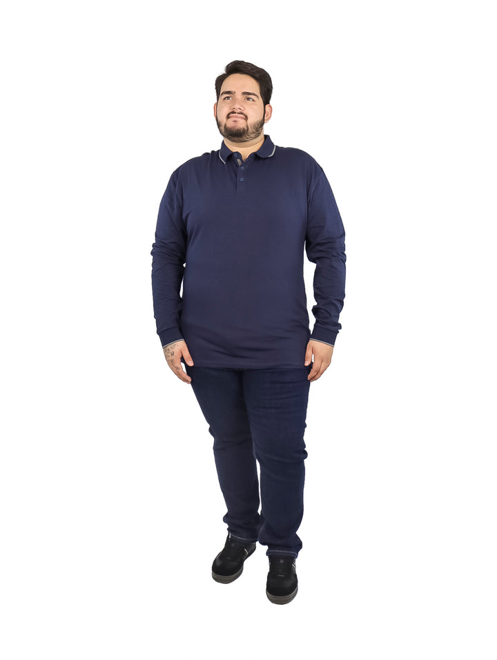 Hombre vistiendo una playera polo de manga larga en color azul marino con detalles en el cuello y puños.
