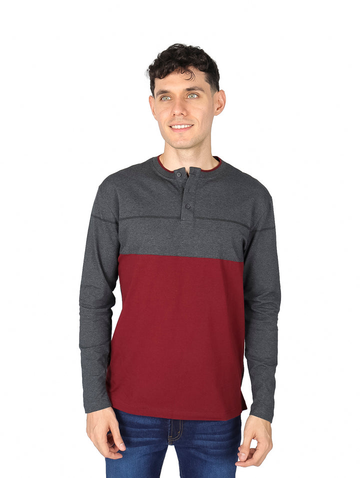 Hombre vistiendo playera de manga larga en colores charcoal y vino con cuello Henley.