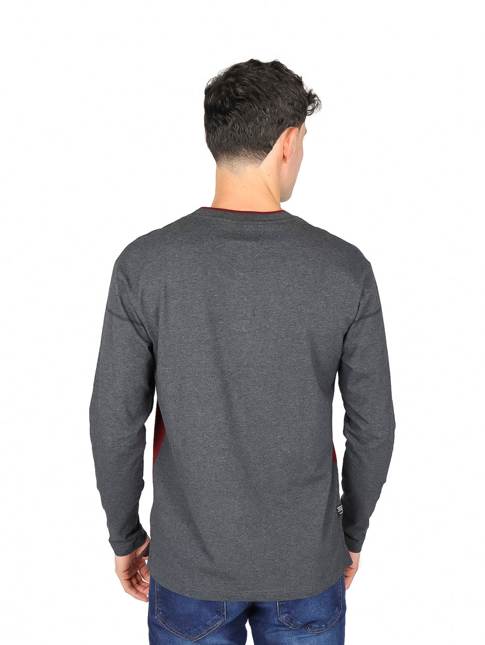 Hombre vistiendo playera de manga larga en colores charcoal y vino con cuello Henley.