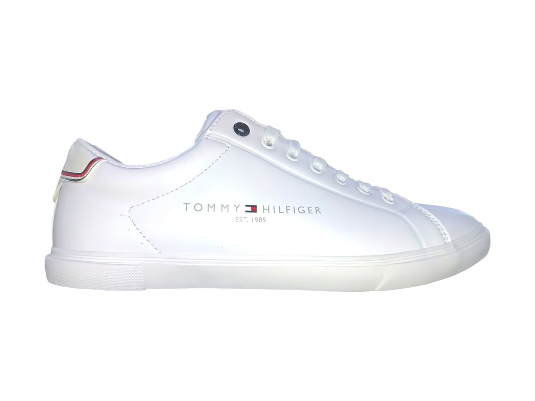 Tenis blancos de Tommy Hilfiger con logotipo lateral y detalles tricolores en el talón.