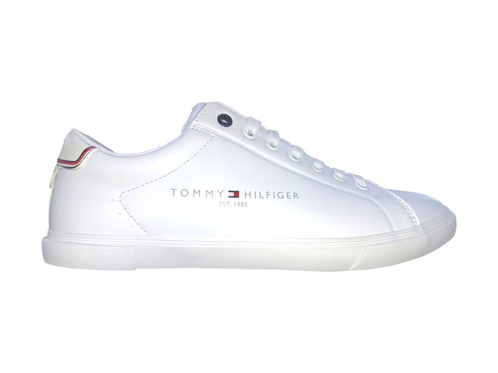 Tenis blancos de Tommy Hilfiger con logotipo lateral y detalles tricolores en el talón.