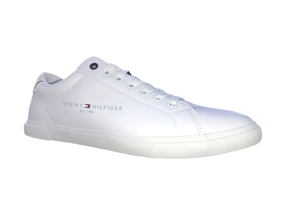 Tenis blancos de Tommy Hilfiger con logotipo lateral y detalles tricolores en el talón.