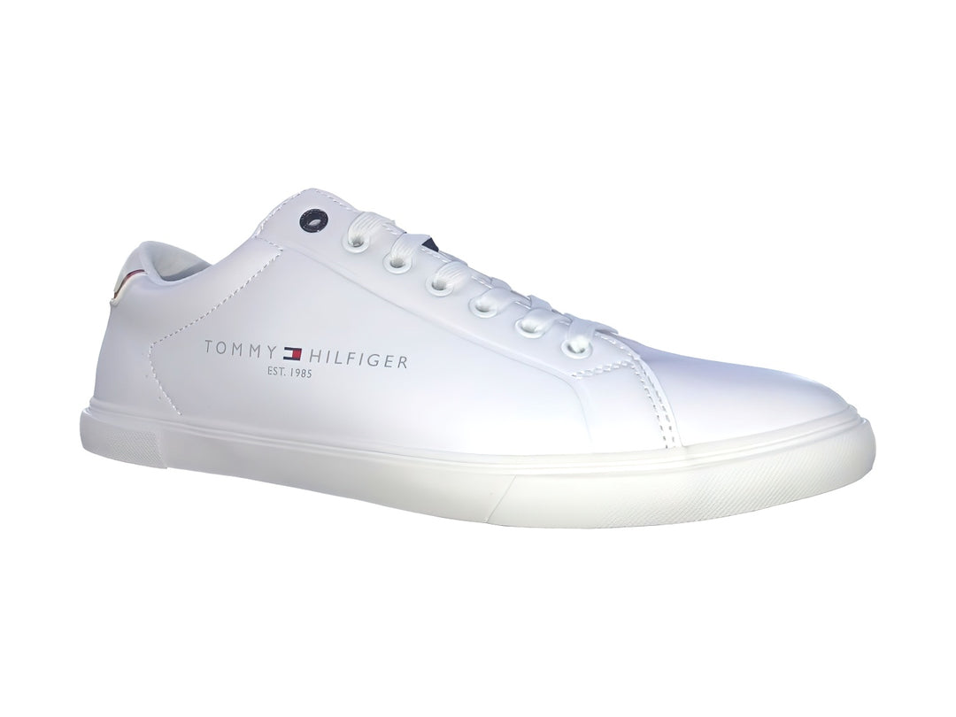 Tenis blancos de Tommy Hilfiger con logotipo lateral y detalles tricolores en el talón.