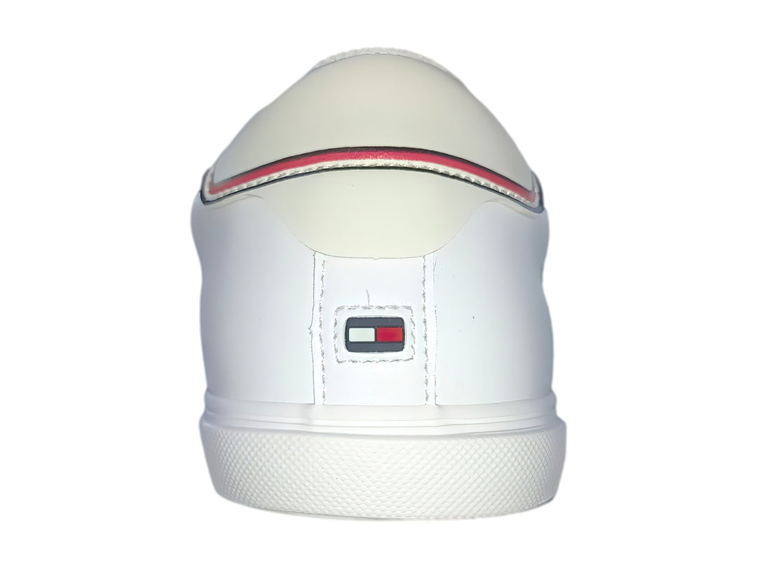 Tenis blancos de Tommy Hilfiger con logotipo lateral y detalles tricolores en el talón.