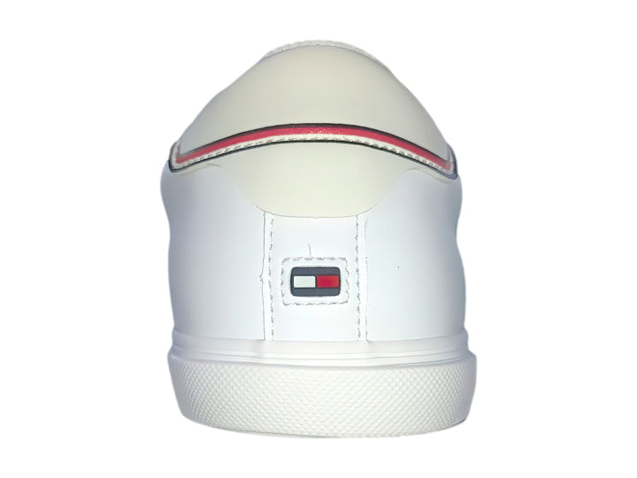 Tenis blancos de Tommy Hilfiger con logotipo lateral y detalles tricolores en el talón.