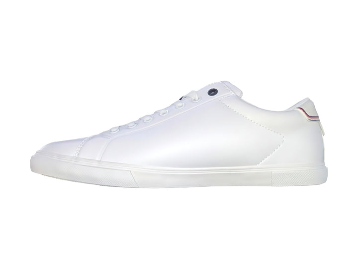 Tenis blancos de Tommy Hilfiger con logotipo lateral y detalles tricolores en el talón.