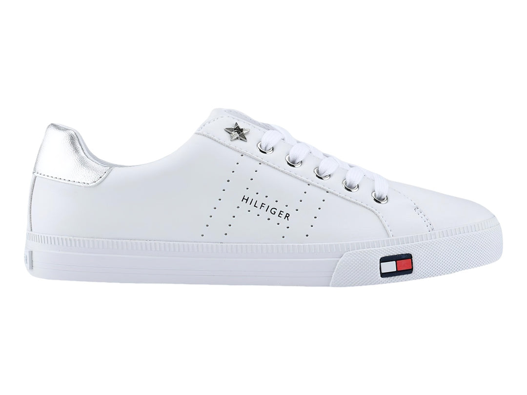 Tenis blancos Tommy Hilfiger con detalles plateados en el talón y lengüeta, diseño casual de perfil bajo.