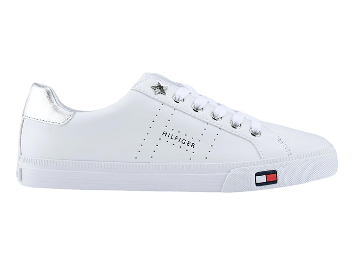 Tenis blancos Tommy Hilfiger con detalles plateados en el talón y lengüeta, diseño casual de perfil bajo.