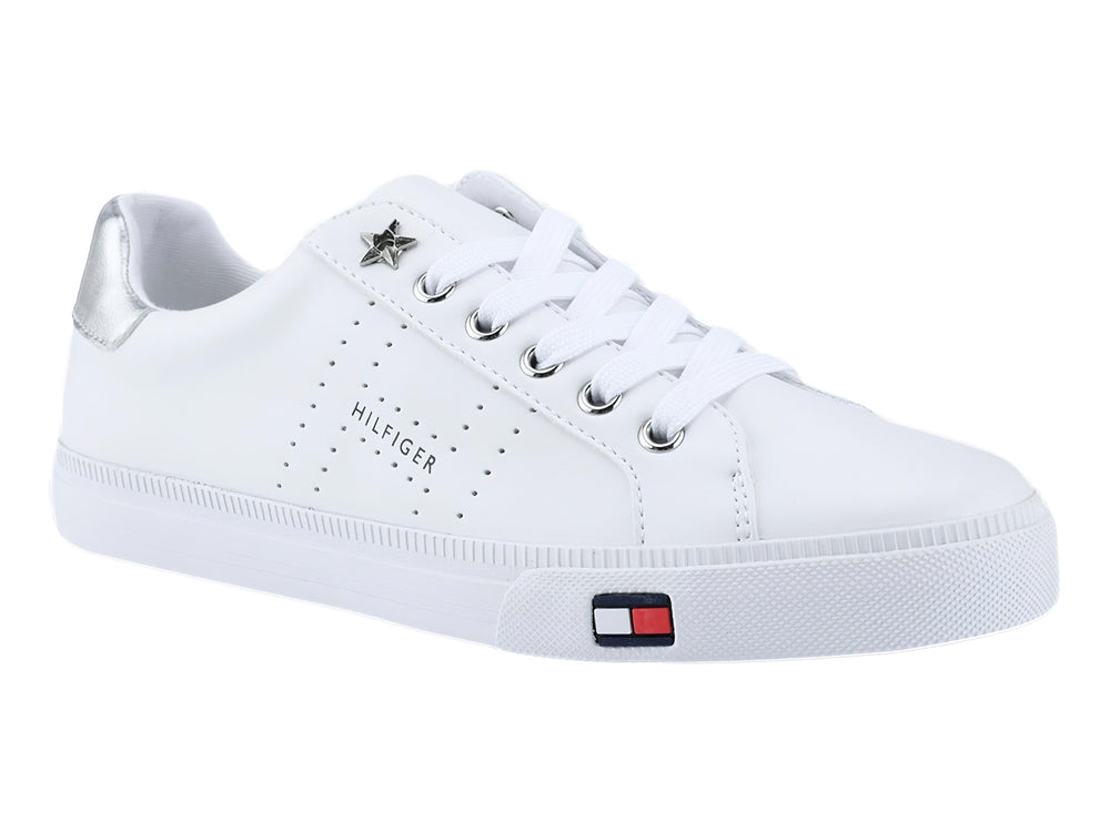 Tenis blancos Tommy Hilfiger con detalles plateados en el talón y lengüeta, diseño casual de perfil bajo.