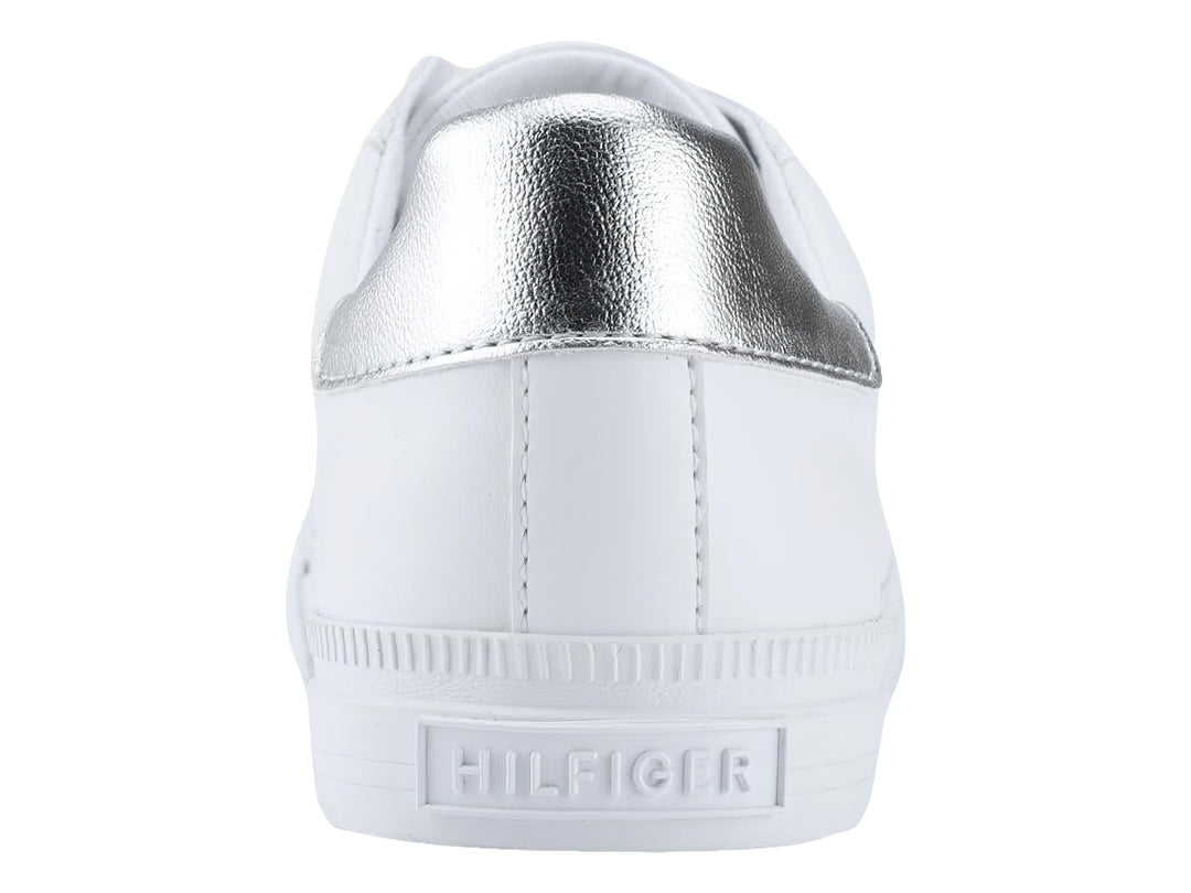 Tenis blancos Tommy Hilfiger con detalles plateados en el talón y lengüeta, diseño casual de perfil bajo.