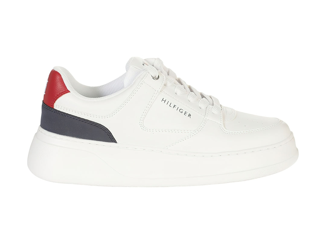 Tenis Tommy Hilfiger color blanco con detalles en azul marino y rojo en el talón, estilo casual deportivo.