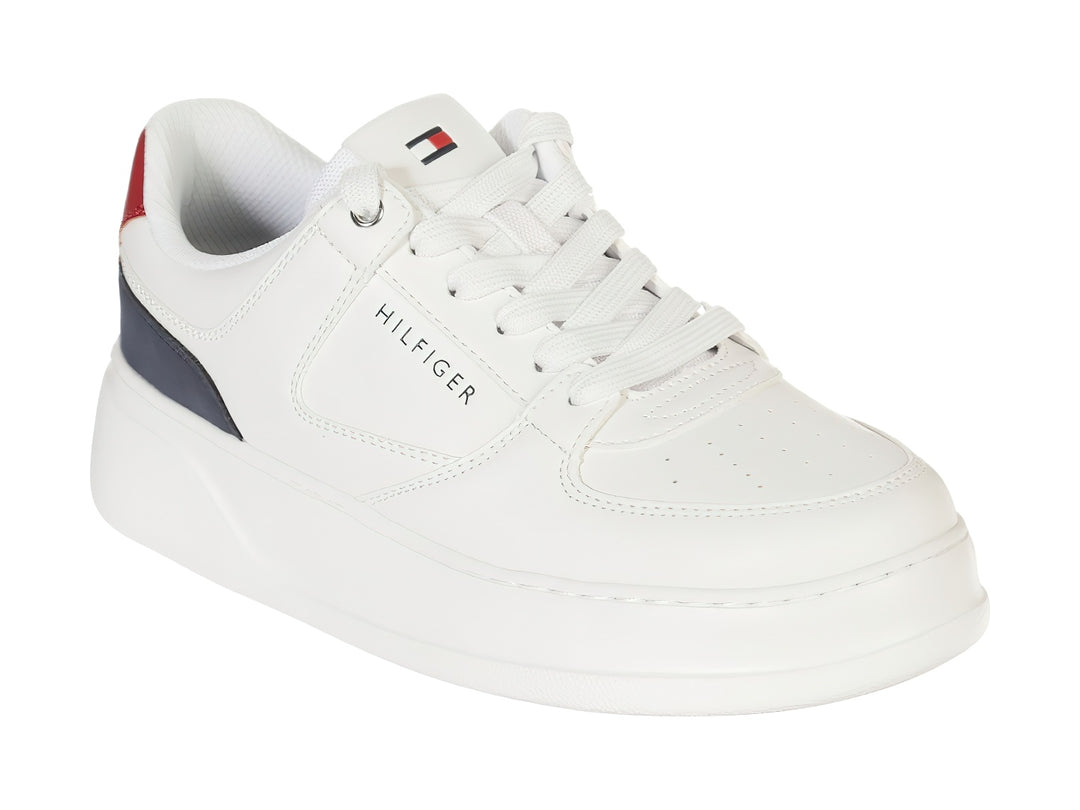Tenis Tommy Hilfiger color blanco con detalles en azul marino y rojo en el talón, estilo casual deportivo.