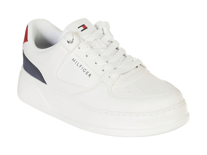 Tenis Tommy Hilfiger color blanco con detalles en azul marino y rojo en el talón, estilo casual deportivo.