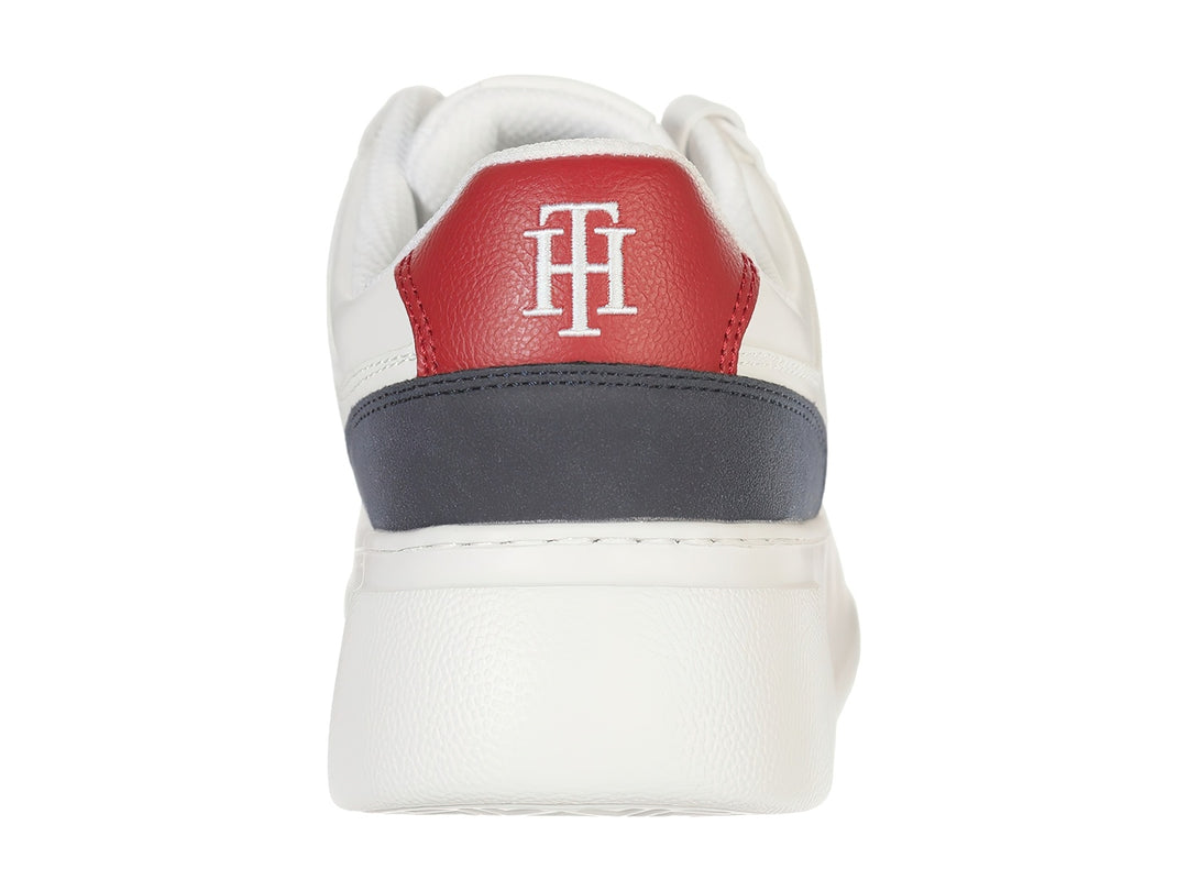 Tenis Tommy Hilfiger color blanco con detalles en azul marino y rojo en el talón, estilo casual deportivo.