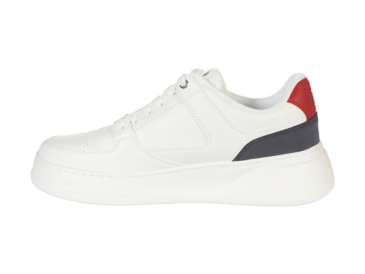 Tenis Tommy Hilfiger color blanco con detalles en azul marino y rojo en el talón, estilo casual deportivo.
