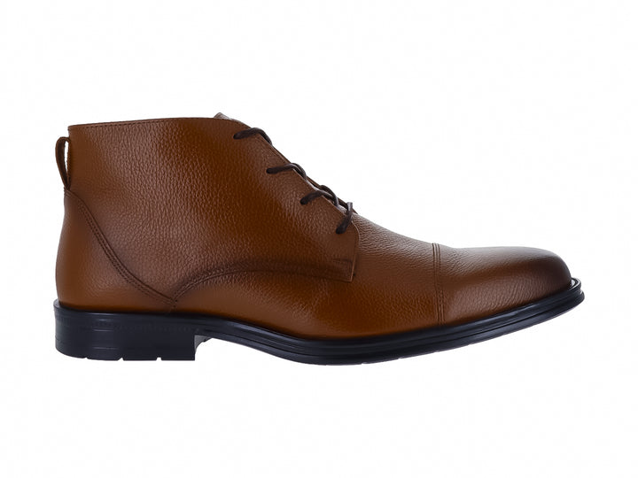 Botín de cuero color miel con cordones y suela negra para hombre.
