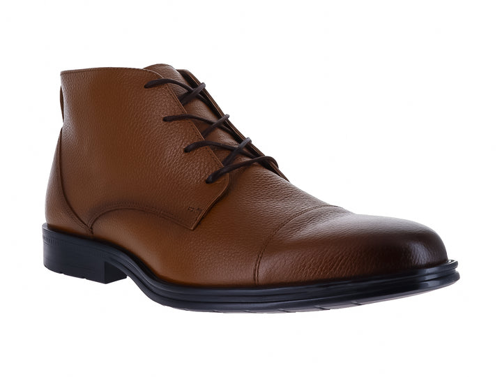 Botín de cuero color miel con cordones y suela negra para hombre.