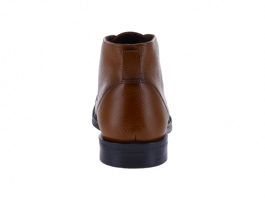 Botín de cuero color miel con cordones y suela negra para hombre.