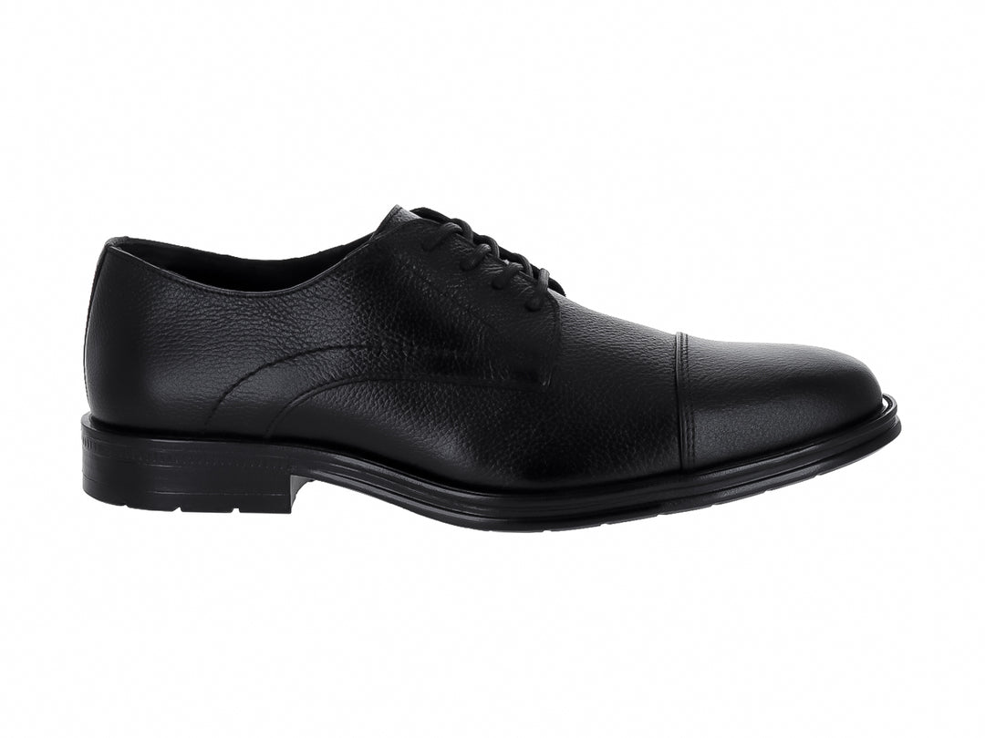 Zapato formal negro para hombre con cordones y acabado texturizado.