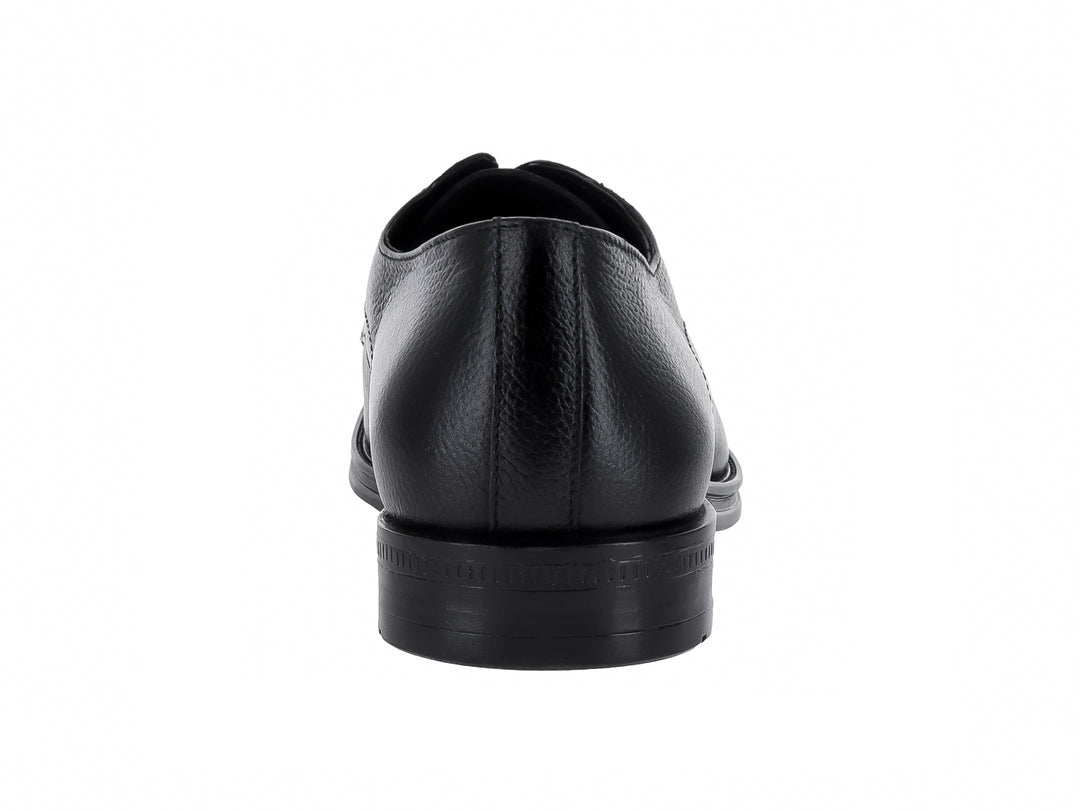 Zapato formal negro para hombre con cordones y acabado texturizado.