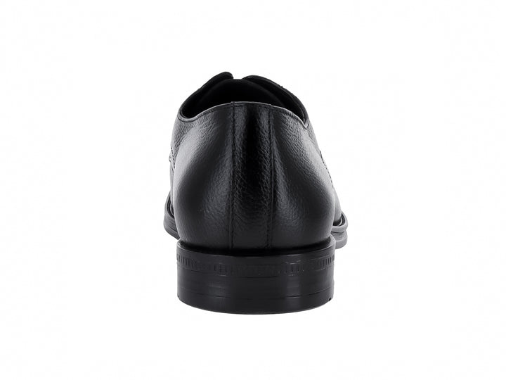 Zapato formal negro para hombre con cordones y acabado texturizado.