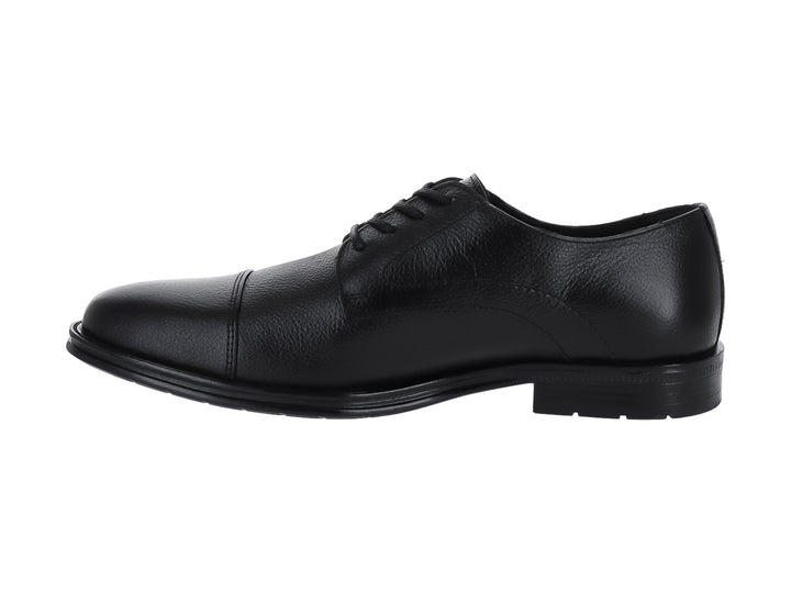 Zapato formal negro para hombre con cordones y acabado texturizado.