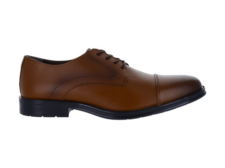 Zapato formal para hombre en color miel con cordones y suela negra.