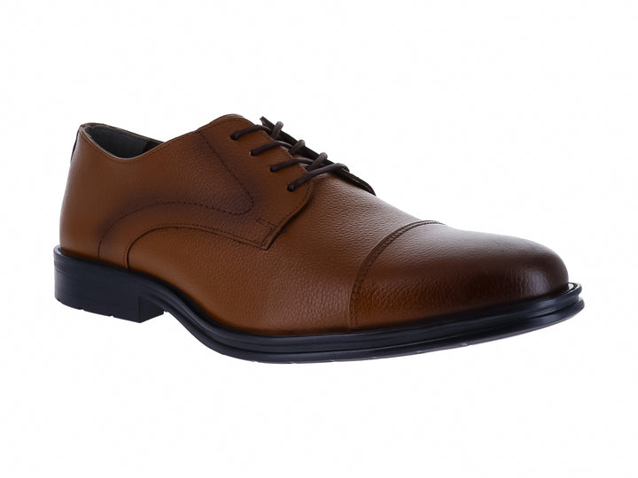 Zapato formal para hombre en color miel con cordones y suela negra.