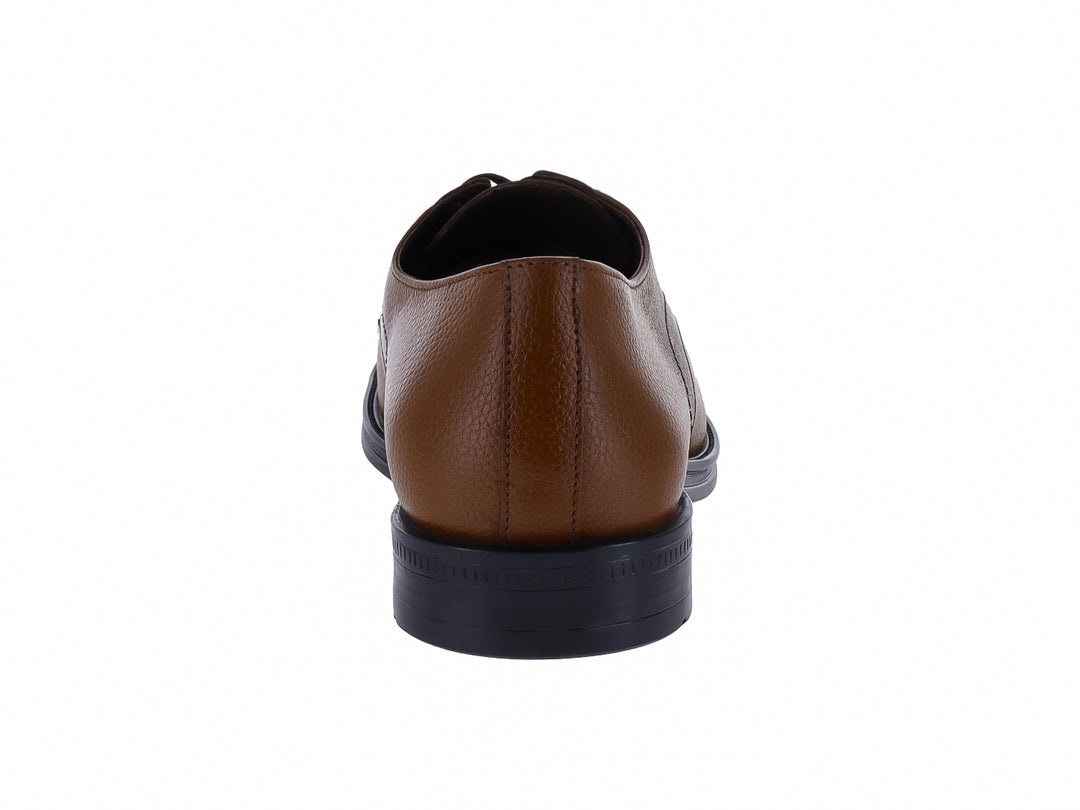 Zapato formal para hombre en color miel con cordones y suela negra.