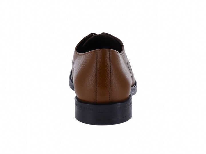 Zapato formal para hombre en color miel con cordones y suela negra.