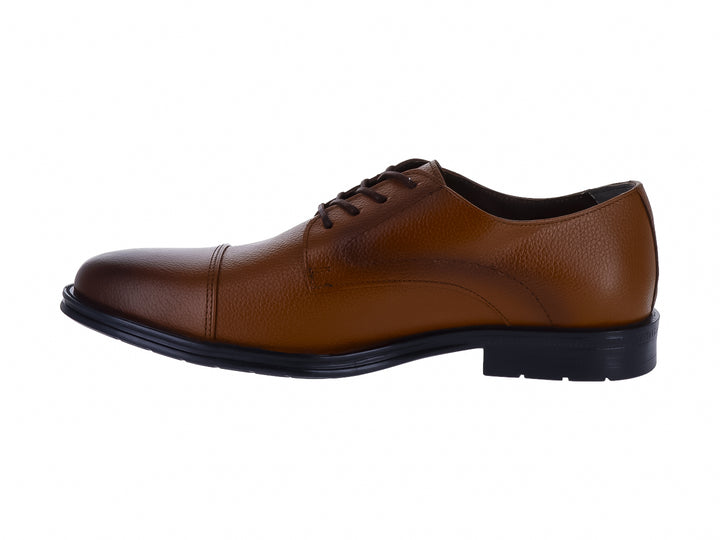 Zapato formal para hombre en color miel con cordones y suela negra.