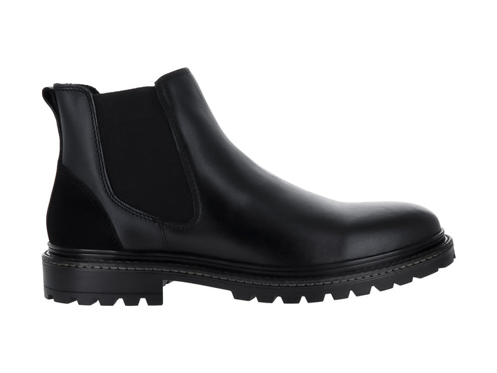 Bota casual para hombre de color negro con suela track y diseño sin cordones.
