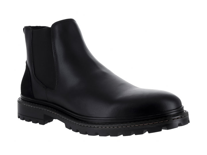 Bota casual para hombre de color negro con suela track y diseño sin cordones.
