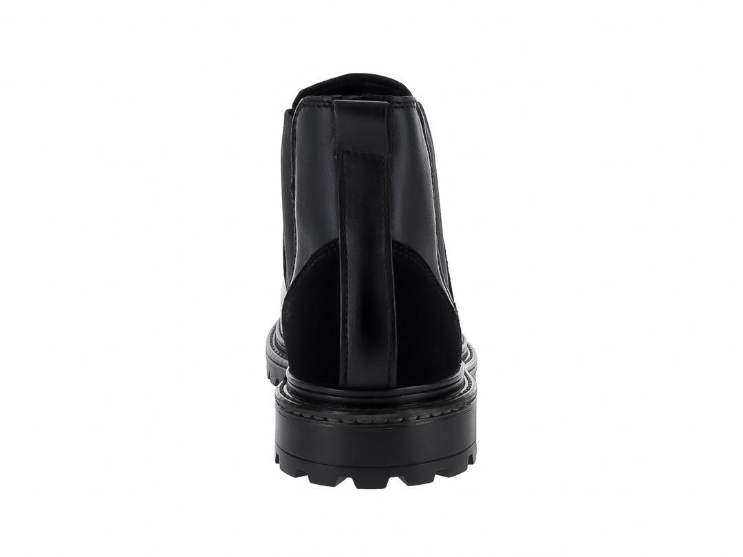 Bota casual para hombre de color negro con suela track y diseño sin cordones.