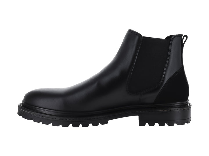 Bota casual para hombre de color negro con suela track y diseño sin cordones.