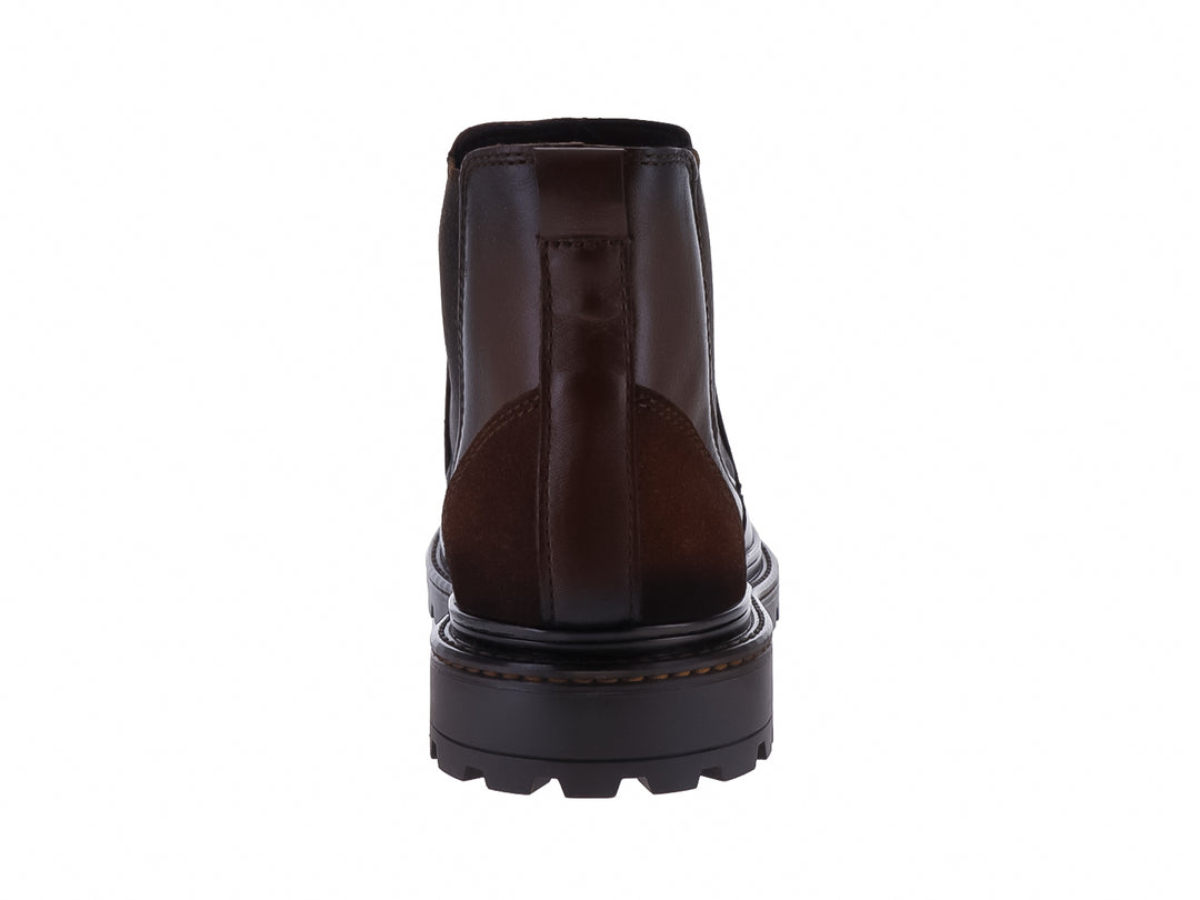 Botas estilo Chelsea de cuero color marrón oscuro con suela track negra y paneles elásticos laterales.