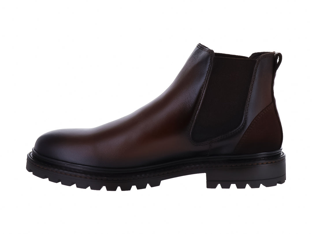 Botas estilo Chelsea de cuero color marrón oscuro con suela track negra y paneles elásticos laterales.